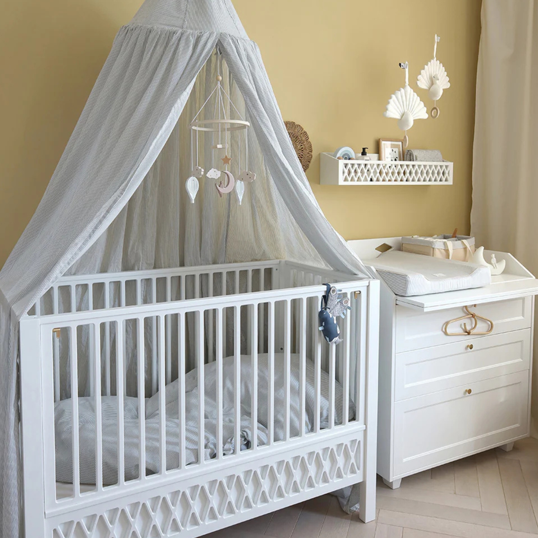 Commode à langer blanc Luca Cam Cam dans une chambre bébé, meuble à langer blanc avec plan à langer et rangement