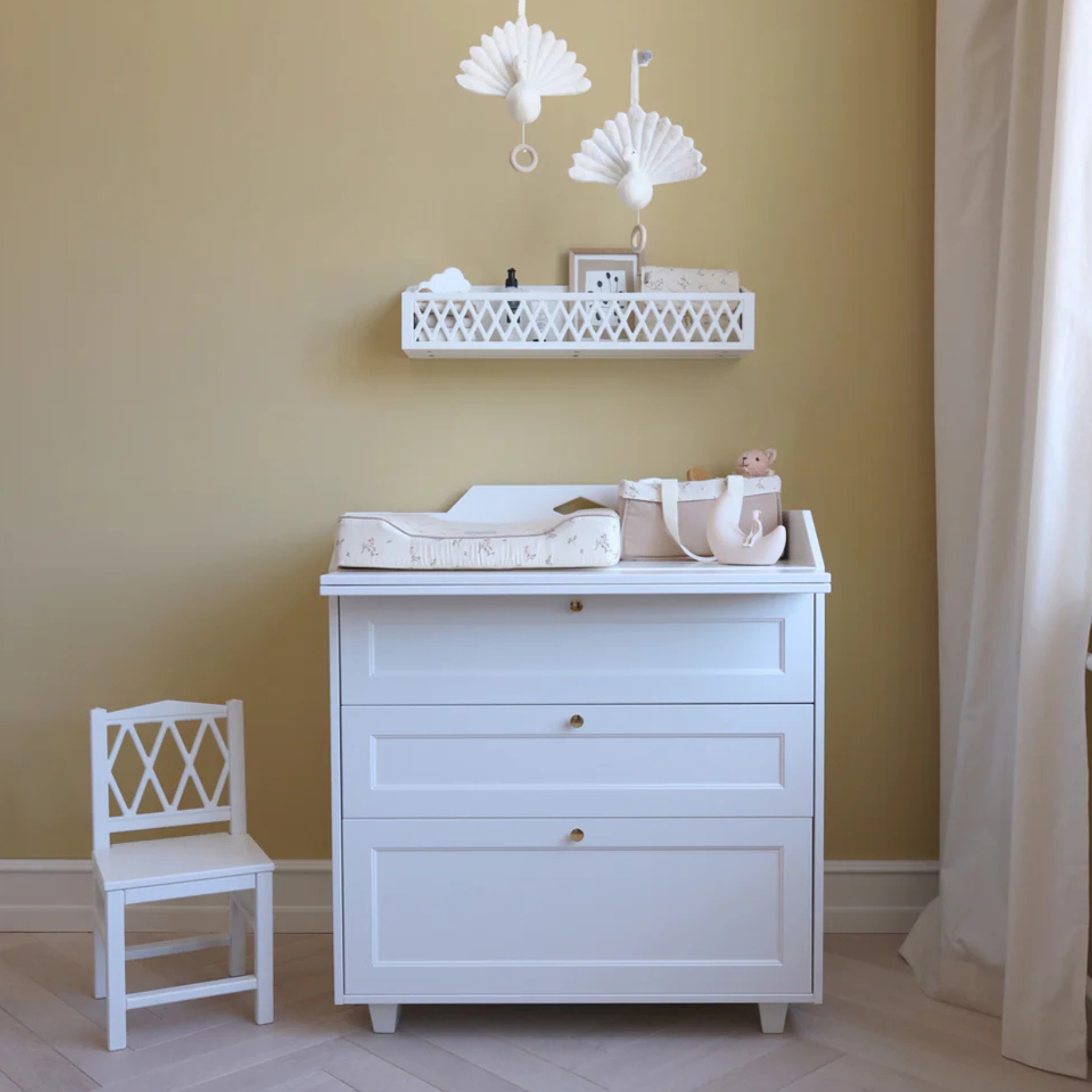 Commode à langer blanc Luca Cam Cam avec plan à langer et 3 tiroirs, dans une chambre bébé