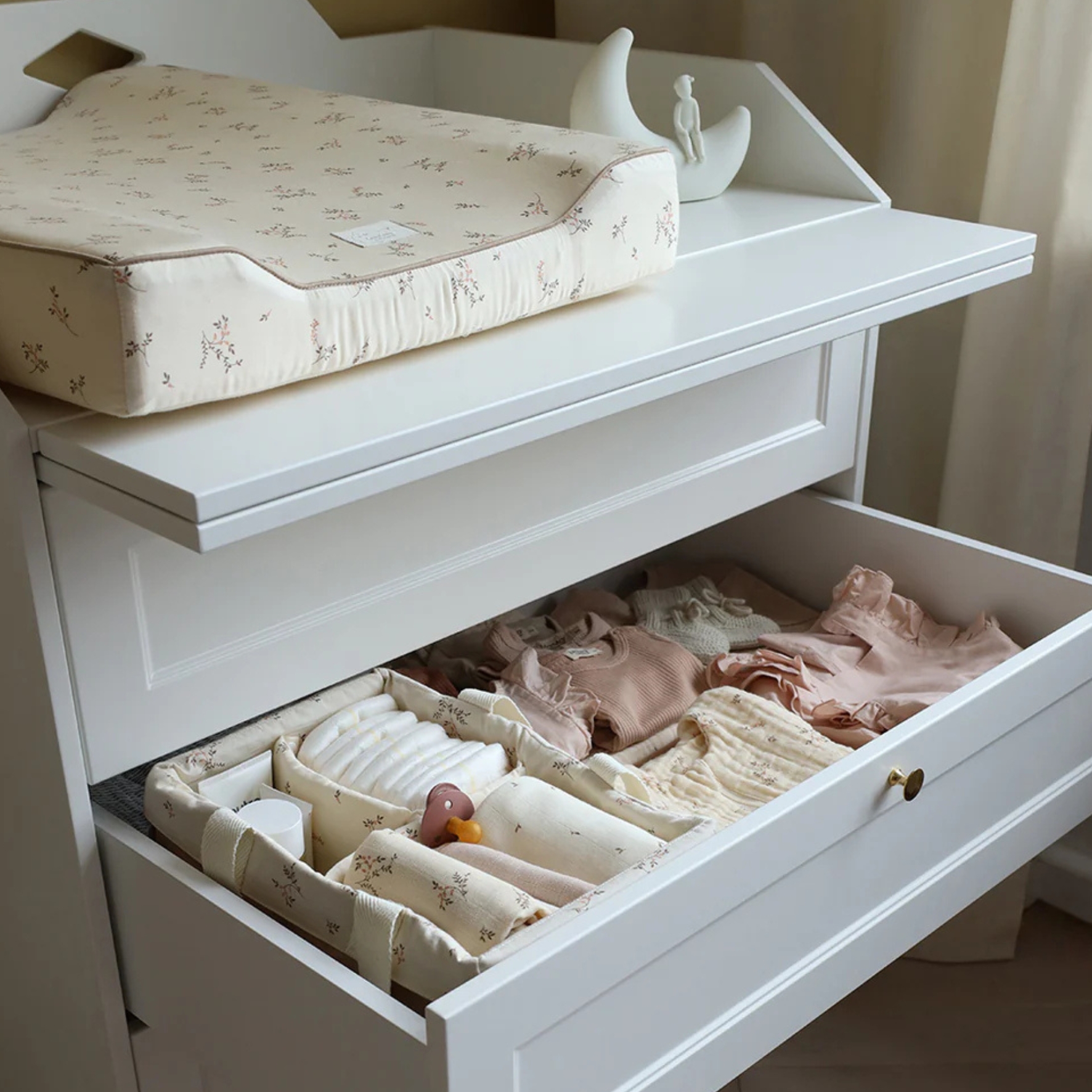 Commode à langer blanc Luca Cam Cam avec tiroir ouvert et rangement pour affaires bébé