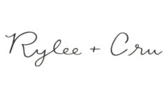 Logo Rylee + Cru, marque partenaire bébé et enfant de Today Is Sunday