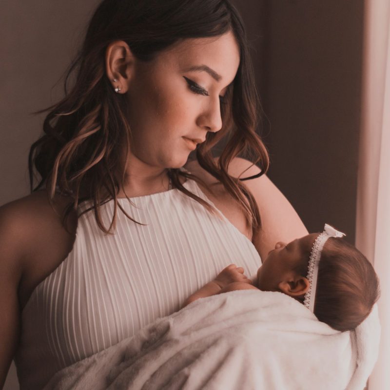 Maman tenant son bébé pendant un pic de croissance bébé, besoin de tétée et réconfort