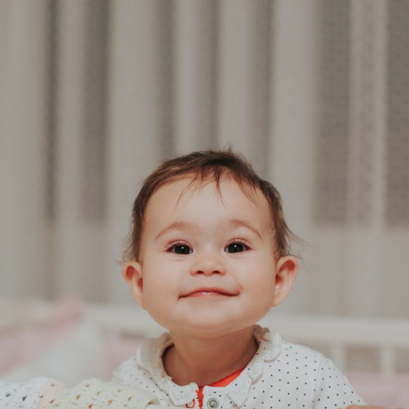 Bébé souriant après un pic de croissance bébé, développement et rythme plus stable