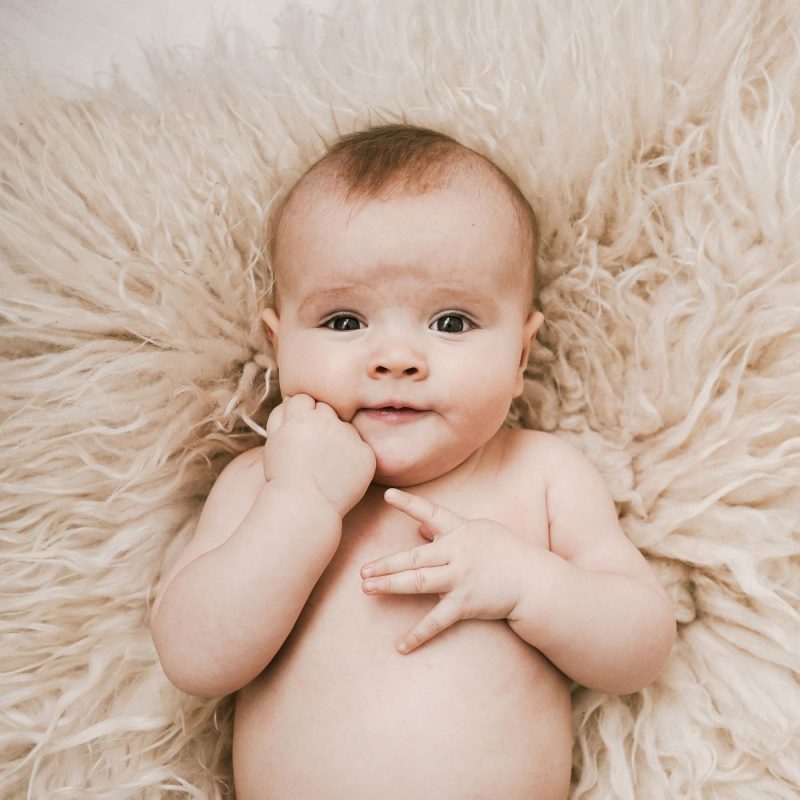 Bébé allongé sur une couverture douce pendant un pic de croissance bébé