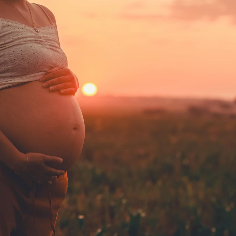 Femme enceinte en fin de grossesse pendant les dernières semaines d’aménorrhée avant l’accouchement