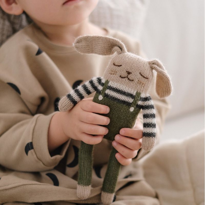Doudou alpaga lapin Main Sauvage salopette olive pour bébé