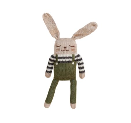 Main Sauvage doudou lapin en salopette olive tricoté à la main