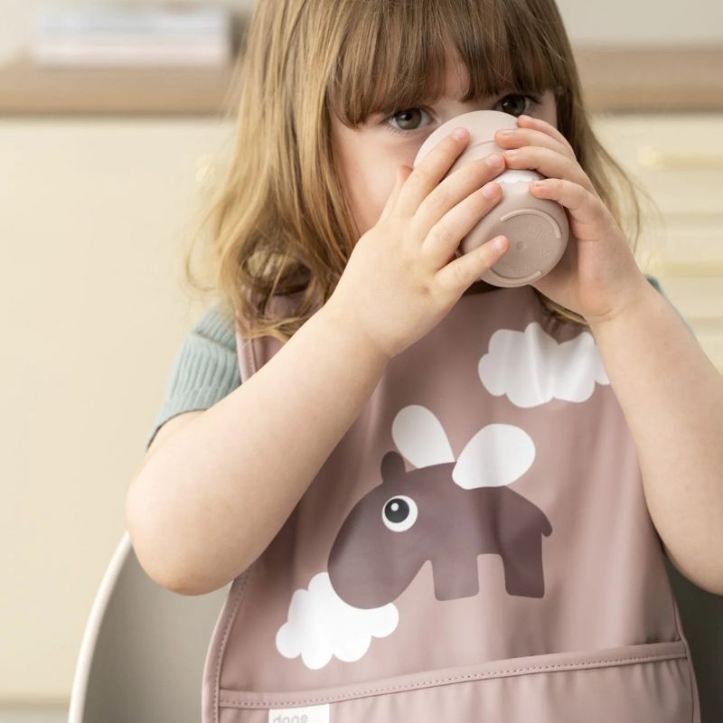 Mini gobelet rose et bavoir velcro Done By Deer pour enfant